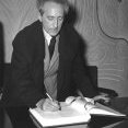 Inauguration salle des mariages 1958 Signature du registre par Jean Cocteau