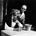 Jean Cocteau et Edouard Dermit avec le masque de mort, 1959
